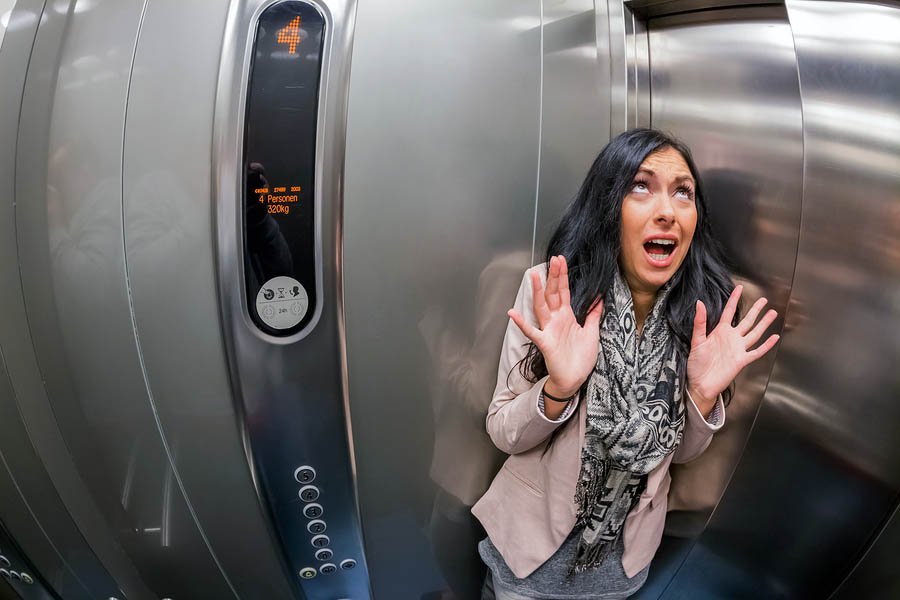 Bạn hãy bình tĩnh khi kẹt trong thang máy